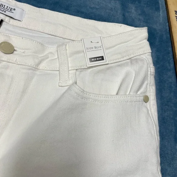 Judy Blue Women's Classic White Bermudas XL - Picture 2 of 7